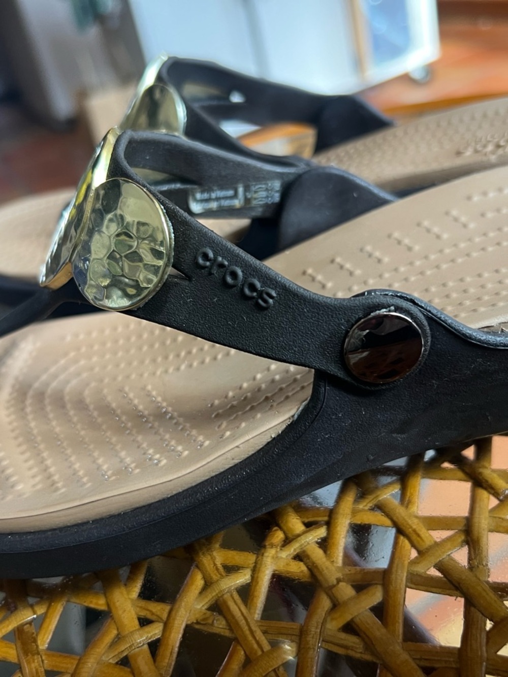 Crocs Thong Sandals w/ Gold Hammered Medallion | Comfort Flip Flops | Size 7 - Picture 5 of 8